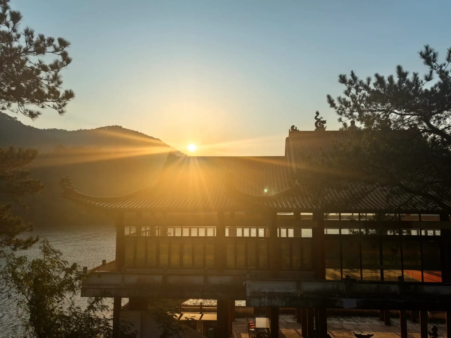 鼎湖山九龙湖真实清晨与东方建筑